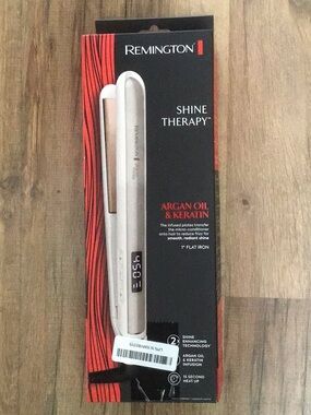 BNIB Remington 1” Flat Iron